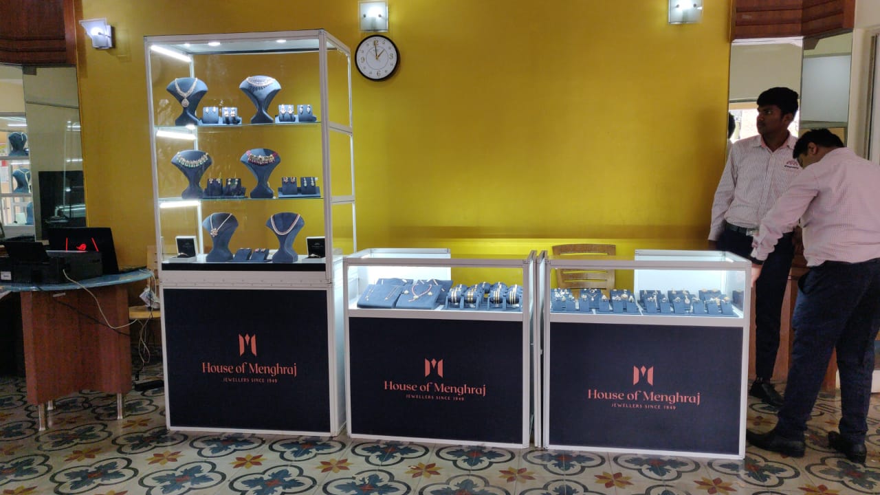 Low cost Jewellery showcase with counter
